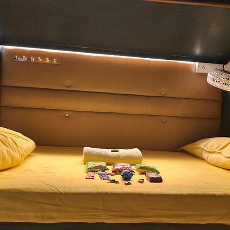 Sinhassan Dormitory Hostel Juhu มุมไบ ภายนอก รูปภาพ