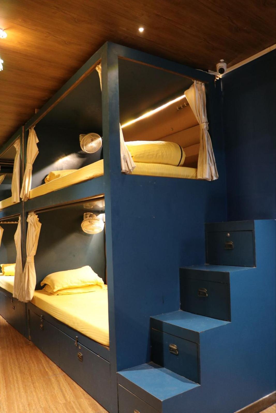 Sinhassan Dormitory Hostel Juhu มุมไบ ภายนอก รูปภาพ