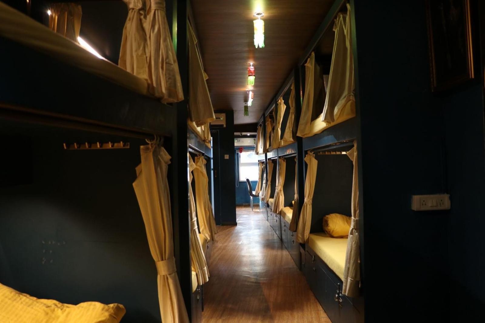 Sinhassan Dormitory Hostel Juhu มุมไบ ภายนอก รูปภาพ