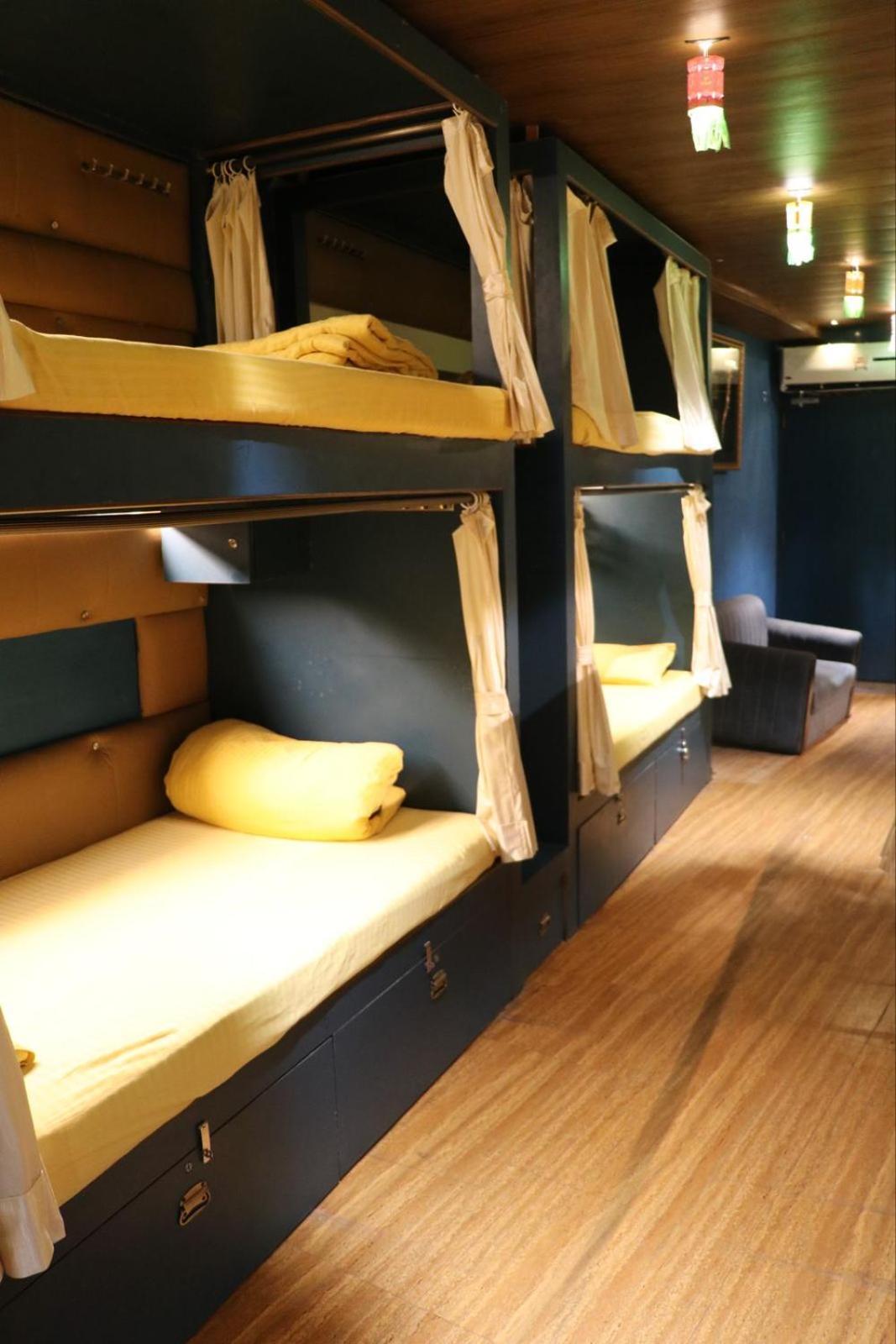 Sinhassan Dormitory Hostel Juhu มุมไบ ภายนอก รูปภาพ