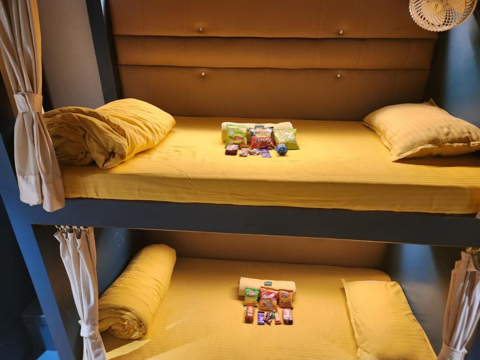 Sinhassan Dormitory Hostel Juhu มุมไบ ภายนอก รูปภาพ