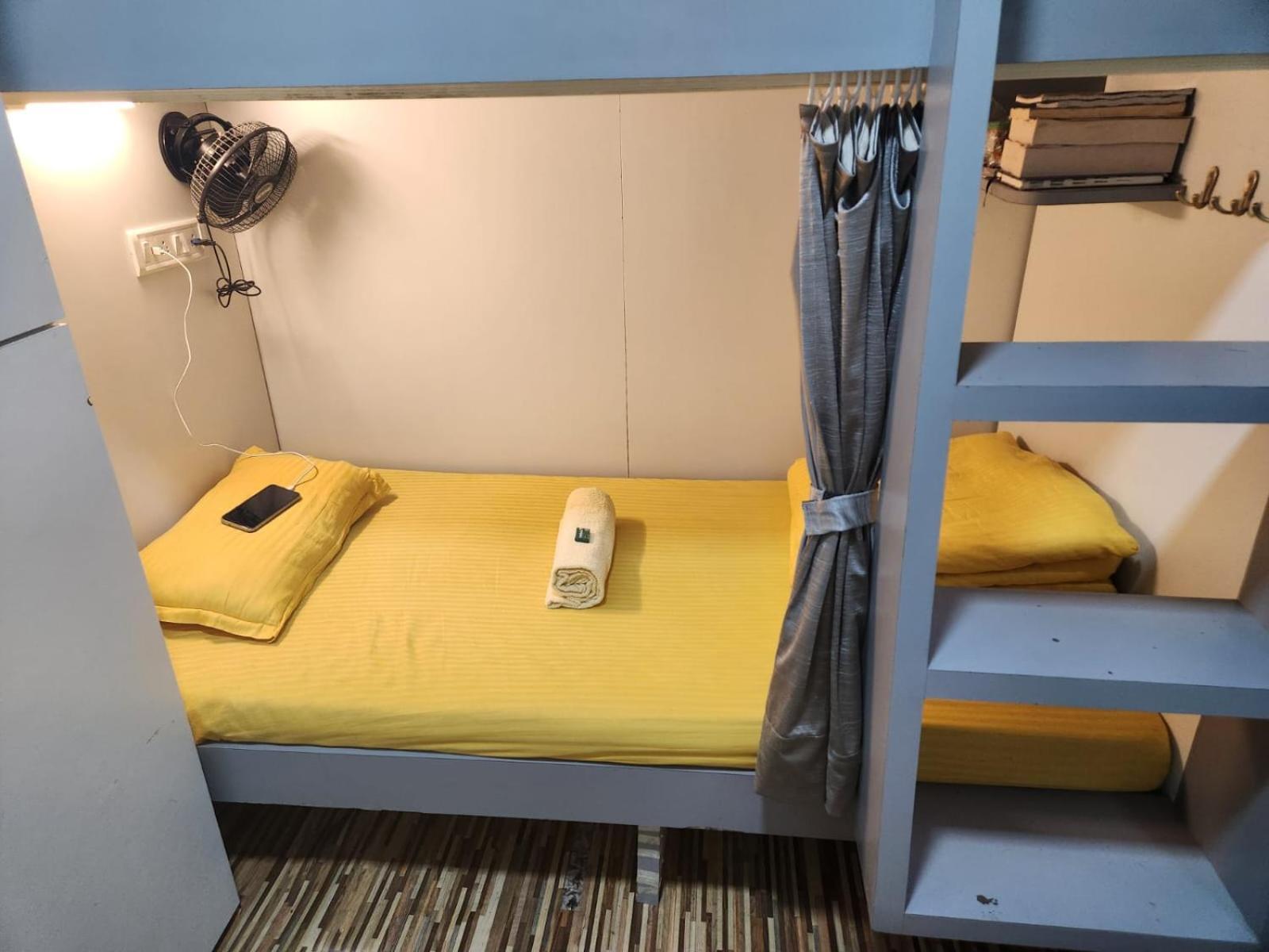 Sinhassan Dormitory Hostel Juhu มุมไบ ภายนอก รูปภาพ