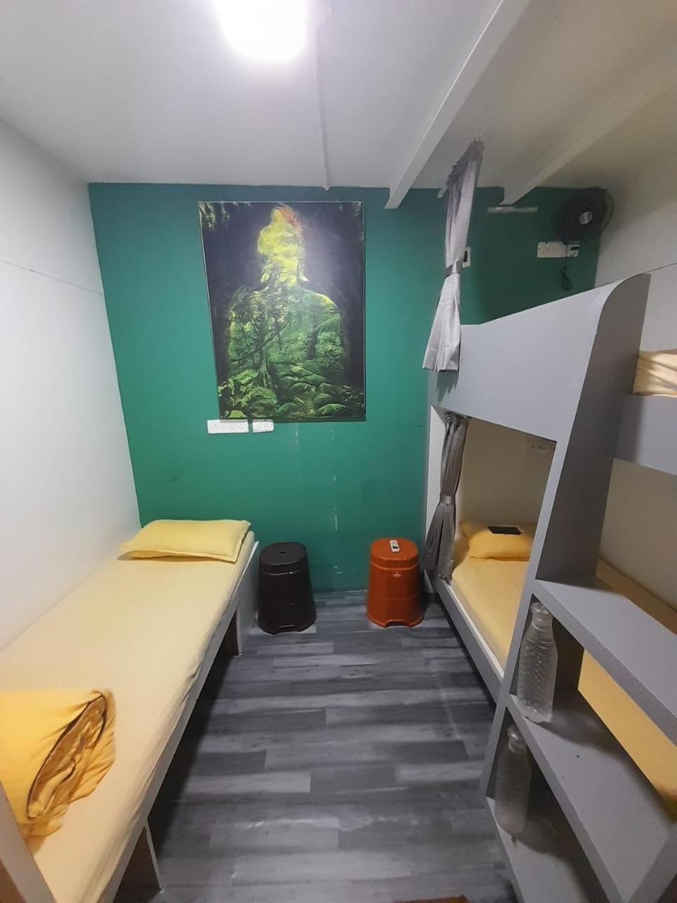 Sinhassan Dormitory Hostel Juhu มุมไบ ภายนอก รูปภาพ