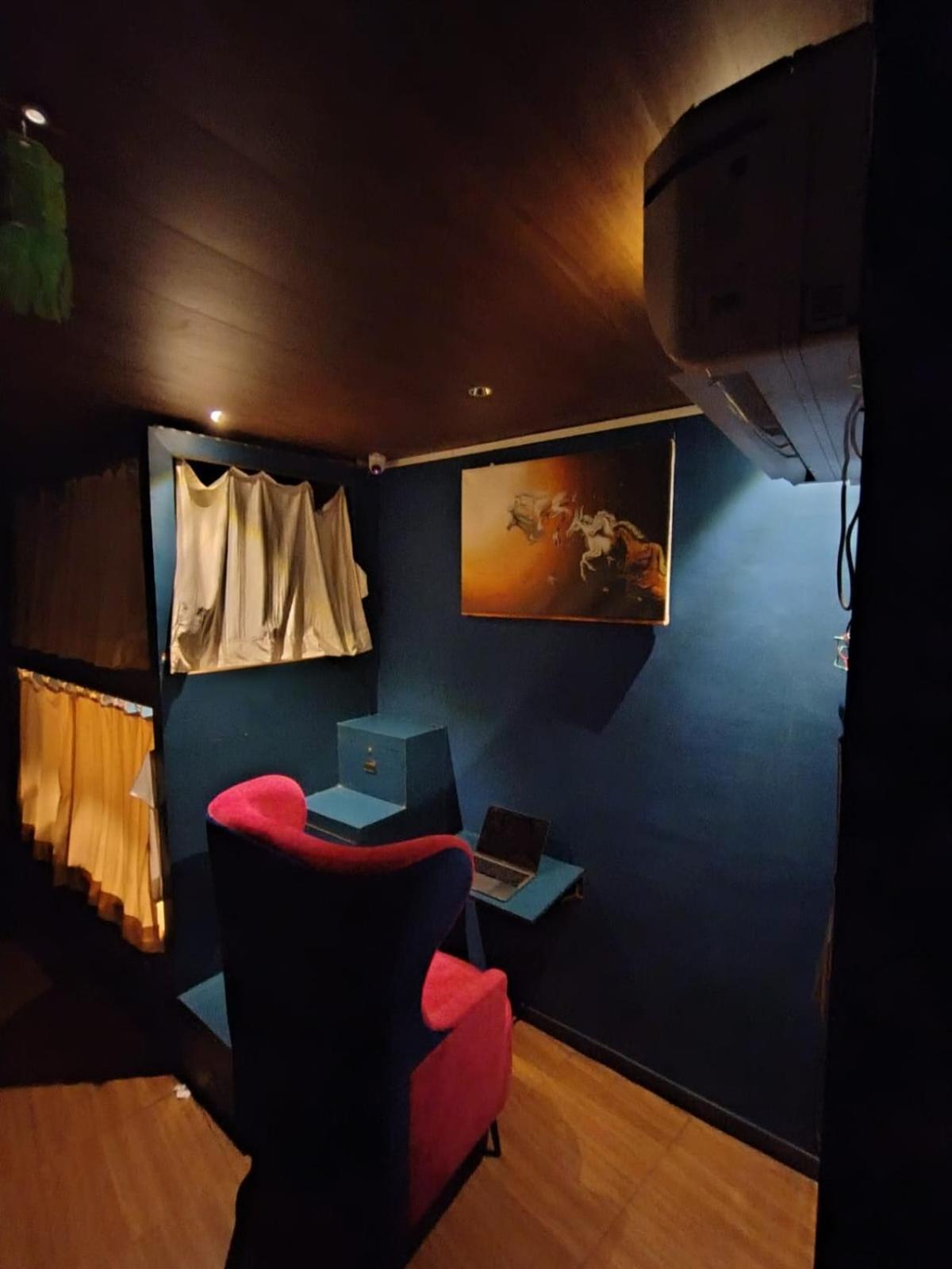 Sinhassan Dormitory Hostel Juhu มุมไบ ภายนอก รูปภาพ